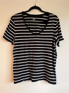 Old Navy Black & White Striped V-Neck Tee